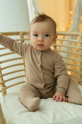 Przejdź do produktu Pajac niemowlęcy z 100% bawełny  z ażurowym wzorem - latte