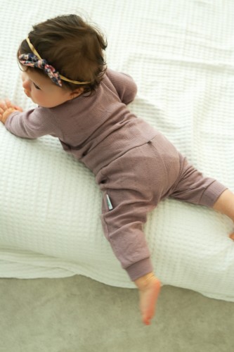 Przejdź do produktu Spodnie niemowlęce z 100% bawełny z ażurowym wzorem - wrzosowe