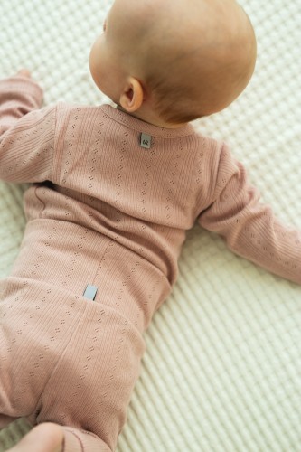 Przejdź do produktu Spodnie niemowlęce z 100% bawełny z ażurowym wzorem - brudny  róż