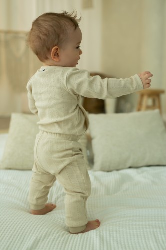 Przejdź do produktu Spodnie niemowlęce z 100% bawełny z ażurowym wzorem - beżowe