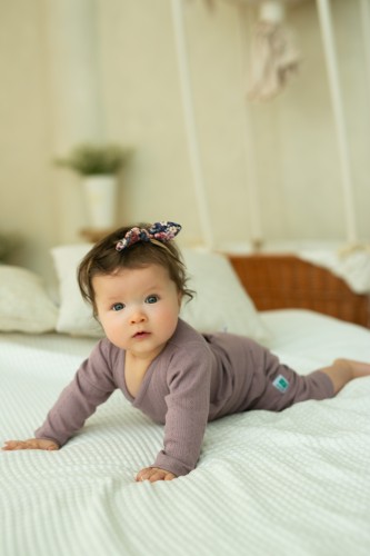 Przejdź do produktu Zestaw body i spodenki  z 100% bawełny z ażurowym wzorem - wrzosowy