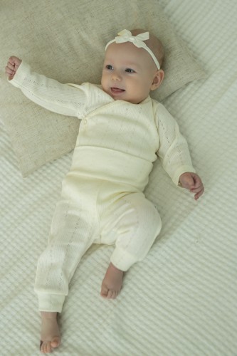 Przejdź do produktu Zestaw body i spodenki  z 100% bawełny z ażurowym wzorem - kremowy