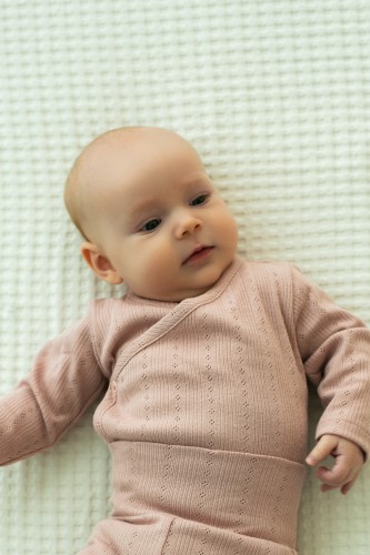 Przejdź do produktu Body niemowlęce z 100% bawełny z ażurowym wzorem - brudny róż