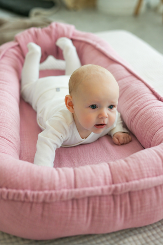 Przejdź do produktu Kokon niemowlęcy z muślinu - Pure Nest Collection - Brudny róż